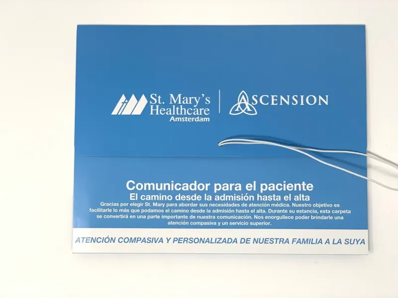 St. Mary&rsquo;s Healthcare Amsterdam Comunicador para el paciente folder, the Spanish-language edition, closed